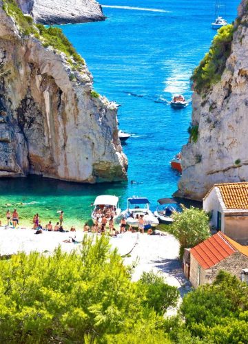 Vis Stiniva Bay
